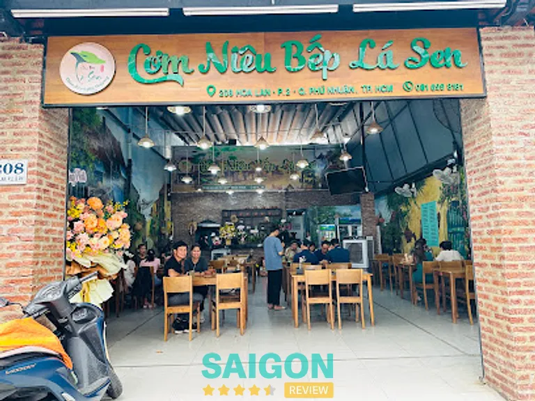 Cơm niêu Bếp Lá Sen: 208 Hoa Lan, P. Cầu Kiệu