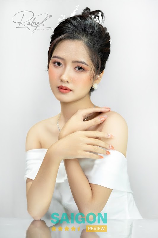 Phong cách makeup Việt Hiền