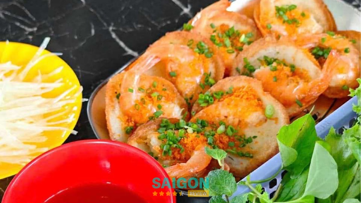 Không gian quán bánh khọt Cô Phượng
