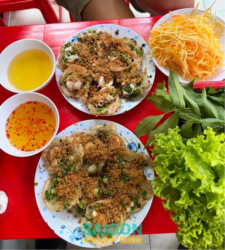 Bánh khọt tôm mực tại quán 56 Lê Lợi