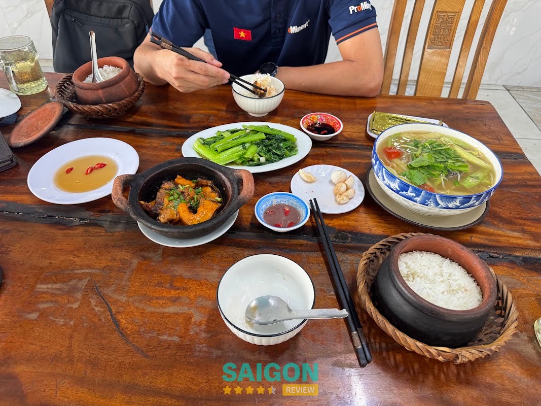 Không gian Cơm Niêu Cây Bàng