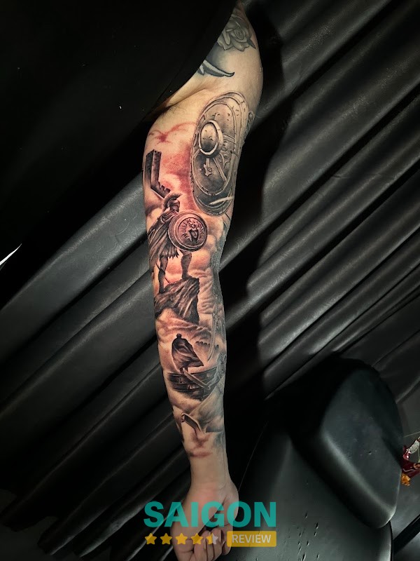 Artist thực hiện hình xăm tại King Art Tattoo